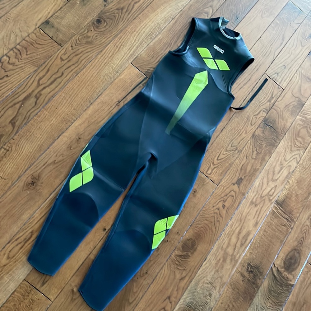 Mens Arena competition wet suit size M/L
